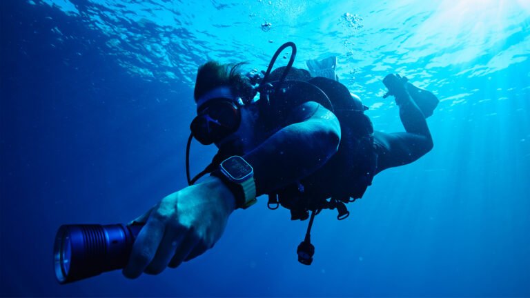 Apple-Watch-Ultra-Oceanic-Plus-hero_Full-Bleed-Image.jpg.slideshow-xlarge_2x