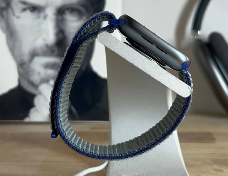 Zagg_Apple_Watch_band_stand